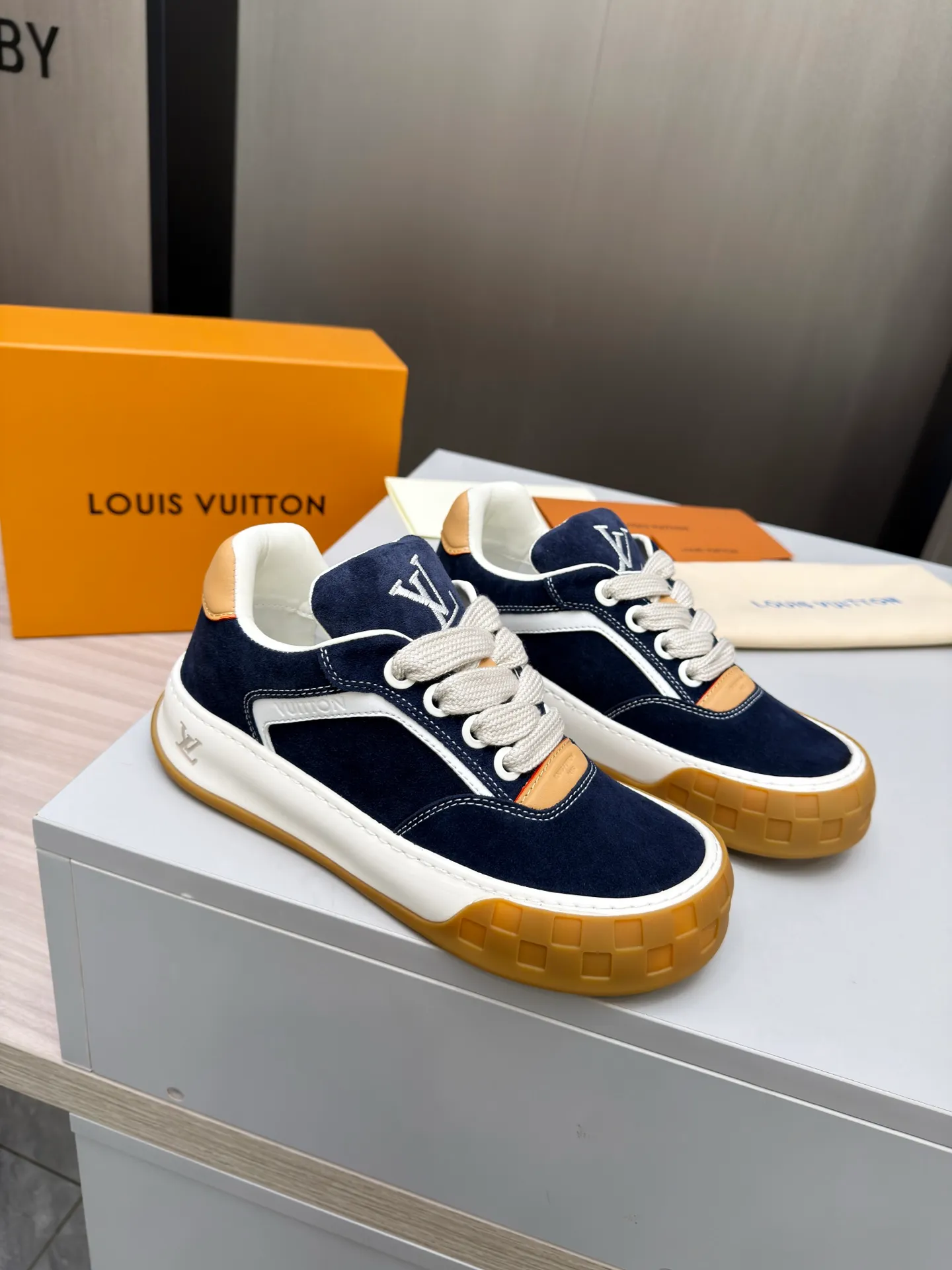 Men's men's shoes pP640! Top version LV-Louis Vuitton-classic catwalk new style, empty glue process·original 1:1 development and reproduction! ! The upper foot is very comfortable. It is made of luxurious materials and fine workmanship. The midsole is printed with English letters "Made in Europe". The upper is made of calfskin imported from Italy. The side is decorated with the brand's LOGO and signature. The latest latex foot pads and mesh lining make the foot feel super comfortable. The original two-color TPU combination outsole is specially provided by the original factory. Bag technology Goodyear stitched edges Fabric: Exclusive custom first-layer cowhide Accessories: Exclusive private model Vuitton logo, lining: Customized silk mesh lining - first-layer silk cowhide lining Outsole: TPU combination outsole wear-resistant, non-slip and anti-yellowing Foot pads: new latex pads-mesh sweat-absorbent Counter technology: fully computerized sewing machine wire drawing Toe box back cover Hot and cold shaping Full set of pull-top last with medium and low logo pattern Code number 39-45